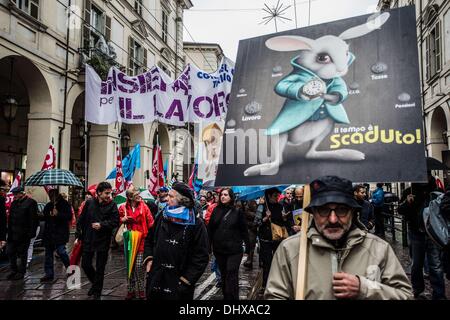 Turin, Italie. 15 nov., 2013. Les travailleurs, travailleurs retraités protester contre le gouvernement couper pour lutter contre la crise, à Turin, le 15 novembre 2013.Photo : Mauro Ujetto/NurPhoto Crédit : Mauro Ujetto/NurPhoto ZUMAPRESS.com/Alamy/Live News Banque D'Images