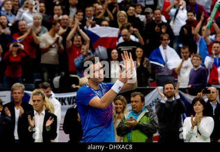 Belgrade, Serbie. 15 nov., 2013. La République Tchèque Tomas Berdych célèbre après avoir remporté la finale de la Coupe Davis de son match de tennis contre Dusan Lajovic de Serbie à Belgrade, Serbie, le vendredi 15 novembre, 2013. Credit : Michal Kamaryt/CTK Photo/Alamy Live News Banque D'Images