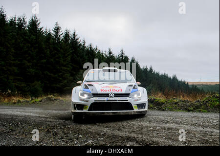 Powys, Pays de Galles. 15 nov., 2013. Jari-Matti Latvala et Miikka Anttila de Finlande (FIN) conduire les VOLKSWAGEN MOTORSPORT Volkswagen Polo R WRC sur la seconde passe de l'étape de Myherin (SS9) pendant 2 jours de Wales Rally GB, la finale du Championnat des rallyes de la FIA 2013 Word. Credit : Action Plus Sport/Alamy Live News Banque D'Images