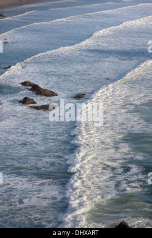 Les livres de surf la plage Crescent, le long de la côte de l'Oregon, vues du parc d'état d'Ecola, Oregon. Banque D'Images