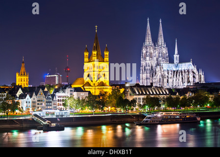 Cologne, Allemagne skyline sur le Rhin. Banque D'Images