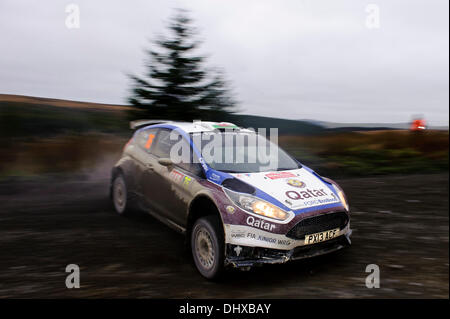 Powys, Pays de Galles. 15 nov., 2013. Alexander Villanueva et Oscar Sanchez de l'Espagne (ESP) conduire leur privateer WRC 2 Mitsubishi Lancer Evolution X sur le deuxième passage de l'étape de Myherin (SS9) pendant 2 jours de Wales Rally GB, la finale du Championnat des rallyes de la FIA 2013 Word. Credit : Action Plus Sport/Alamy Live News Banque D'Images