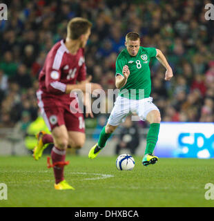 Dublin, Irlande. 15 nov., 2013. James McCarthy de l'Irlande à déplacer le ballon en avant pendant le Salon International de l'environnement montage approprié entre la République d'Irlande et la Lettonie de l'Aviva Stadium. Credit : Action Plus Sport/Alamy Live News Banque D'Images