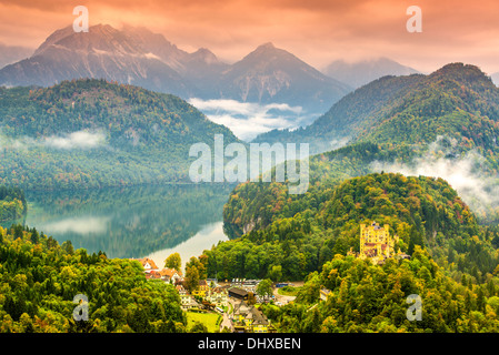 Jour brumeux dans les Alpes bavaroises près de Füssen, Allemagne. Banque D'Images