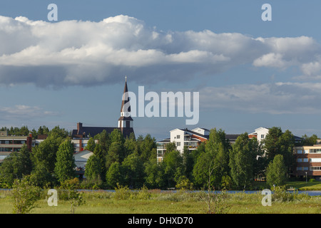 L'Église luthérienne de Rovaniemi est un monument qui se démarque dans l'horizon de cette ville par le Cercle Arctique. Banque D'Images