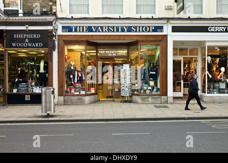 Vendredi 15 novembre 2013, Oxford Oxfordshire, UK. Femme marche passé 'Le Varsity Shop' Banque D'Images