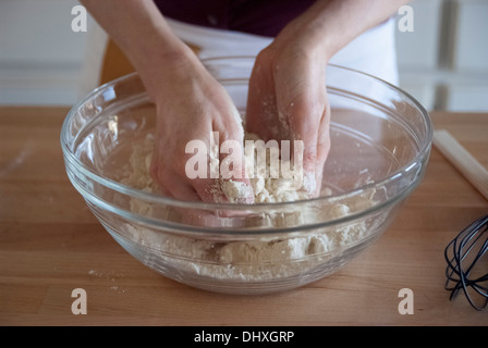 Femme cuisinière la préparation de sucre et sans gluten cookies Banque D'Images