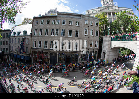 Les cyclistes professionnels grimper la côte de la montagne dans le Vieux Québec durant le Grand Prix cycliste de Québec. Banque D'Images