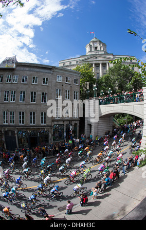 Vélo coloré racers gravir la côte de la montagne dans le Vieux Québec durant le Grand Prix cycliste de Québec. Banque D'Images