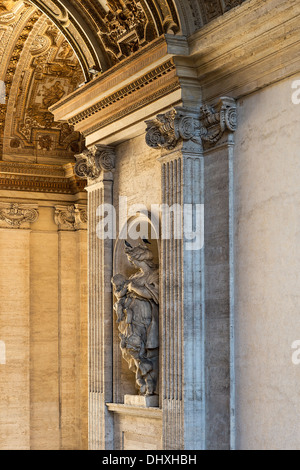 Statue de bienfaisance situé dans le portique de la Basilique Saint-Pierre, Vatican, Rome, Italie Banque D'Images