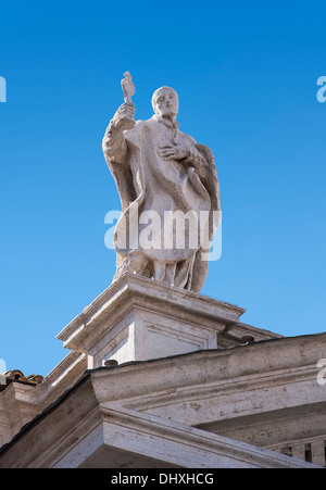 Statue de st norbert, colonnade du Bernin entourant la place Saint Pierre dans la cité du Vatican, Rome, Italie Banque D'Images