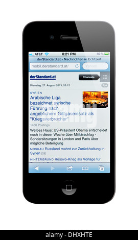 Écran iPhone montrant Der Standard, un quotidien national website Banque D'Images
