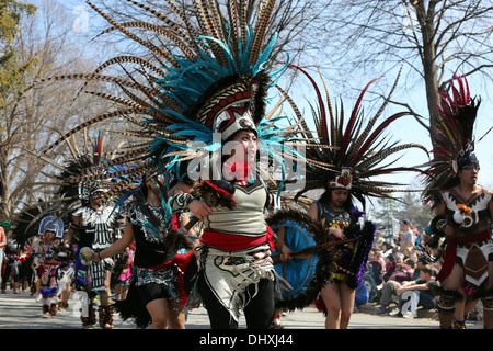 Native American danseurs dans le défilé du Premier Mai à Minneapolis. Banque D'Images