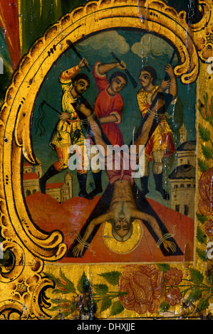 Petite icône de l'apôtre Simon Pierre crucifié sur un mur lambrissé à Sevlievo Église orthodoxe en Bulgarie. L'Art religieux Banque D'Images