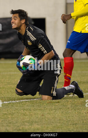 Un match nul, 0-0, . 15 nov., 2013. L'Argentine gardien Sergio Romero (1) réagit à l'enregistrer au cours de l'International Gillette Soccer match entre l'Argentine et l'Equateur au MetLife Stadium à East Rutherford, New Jersey. Le match se termine par un match nul, 0-0. Christopher (Szagola/Cal Sport Media) © csm/Alamy Live News Banque D'Images