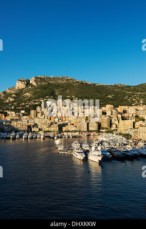 Vue sur le port de Fontvieille et yachts, Monaco Banque D'Images