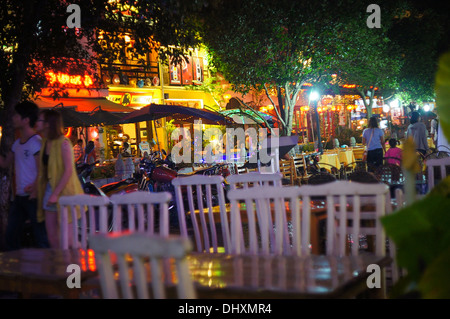 Une scène de rue touristique par nuit dans Yangshuo, Chine Banque D'Images