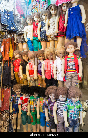 Les vêtements pour enfants en vente dans main bazar, Isfahan, Iran Banque D'Images