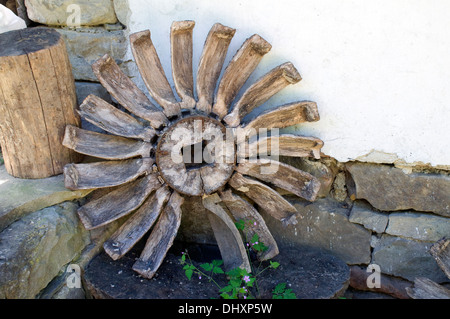 Roue de l'eau. Architectural-Ethnographic Bulagaria Etar complexe, est un musée en plein air près de Gabrovo Banque D'Images