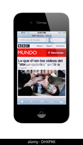 Montrant l'écran de l'iPhone site Web BBC nouvelles espagnoles Banque D'Images