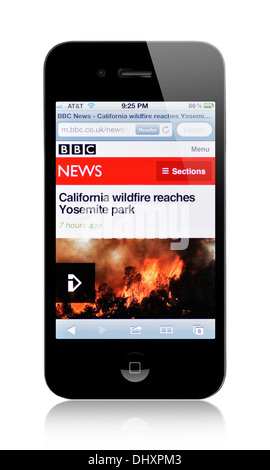 Montrant l'écran de l'iPhone site Web de BBC News Banque D'Images