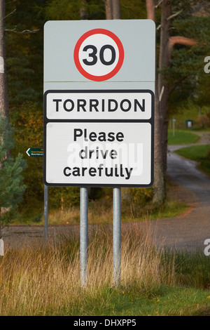 30mph vitesse limite signer en entrant dans le petit village de Torridon dans les Highlands écossais. Banque D'Images