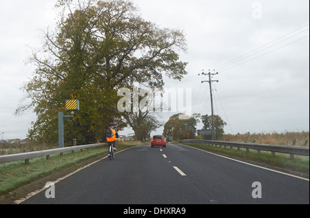 Approche d'une voiture caméra de vitesse sur une route de campagne, Ecosse, Royaume-Uni. Banque D'Images