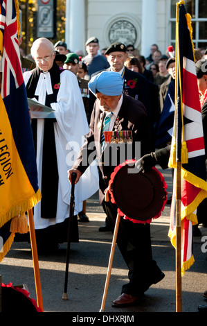 Un ancien combattant Sikh portant un coquelicot couronne au Leamington Spa souvenir du dimanche. Banque D'Images