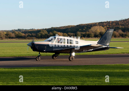 Piper PA28 Cherokee (G-EOLD) à Wellesbourne Airfield, Warwickshire, UK Banque D'Images