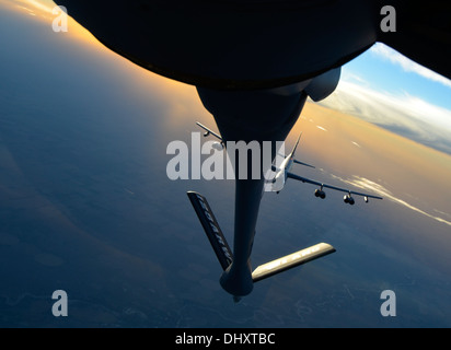 Les membres de la 128e Escadre de ravitaillement en vol, Milwaukee, ravitailler un B-52 Stratofortress pendant un exercice le 3 novembre 2013. Banque D'Images