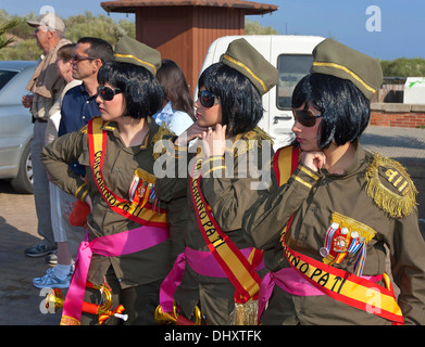 Le carnaval, les jeunes femmes déguisés en militaires, Isla Cristina, Huelva-province, région d'Andalousie, Espagne, Europe Banque D'Images