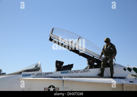 Un projet pilote de chasse maritime avec l'Escadron 101 attaque inspecte la médaille d'honneur jet avant son départ à bord du Marine Corps Air Station Miramar, Californie, le 14 novembre. VMFAT-101 donne à la F/A-18 Super Hornet de l'Blue Angels. Banque D'Images