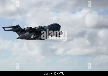 Un C-17 Globemaster III décolle de l'Andersen Air Force Base, Guam, flightline pour appuyer l'opération Damayan à Tacloban, Philippines. Opération Damayan est une aide humanitaire et secours en cas de catastrophe afin de soutenir les Philippines à la suite d'e Banque D'Images