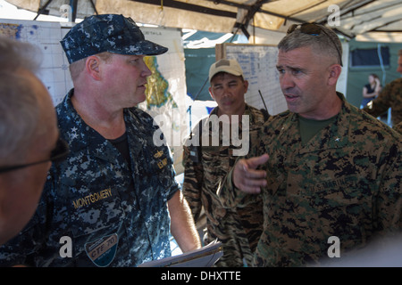 Le Brigadier-général Paul J. Kennedy (à droite), général commandant de la 3e Marine Expeditionary Brigade, parle avec le contre-amiral Mark Banque D'Images