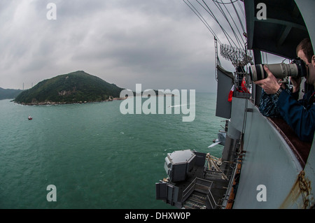 HONG KONG (nov. 12, 2013) Spécialiste de l'information 2e classe Jeremy Blaising, d'Orlando, en Floride, à partir de points de navigation photographies le signal pont comme la Marine américaine déployée sur l'avenir, le porte-avions USS George Washington (CVN 73) retourne à la mer après une Banque D'Images