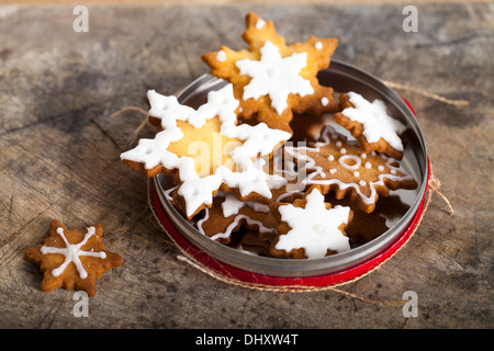 Les biscuits de Noël avec du glaçage Banque D'Images