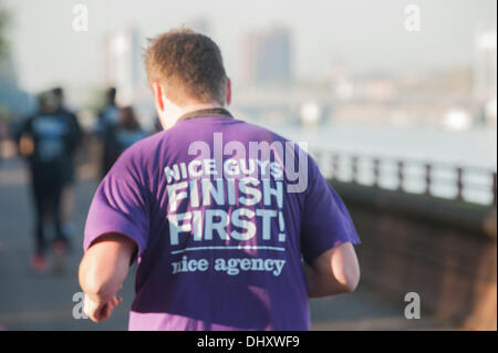 Battersea Park, London, UK. 16 novembre 2013. Runners race autour de Battersea Park qu'ils participent à la santé de la survie du plus fort d'une course d'aventure. Crédit : Matthieu Chattle/Alamy Live News Banque D'Images