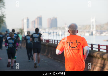 Battersea Park, London, UK. 16 novembre 2013. Runners race autour de Battersea Park qu'ils participent à la santé de la survie du plus fort d'une course d'aventure. Crédit : Matthieu Chattle/Alamy Live News Banque D'Images