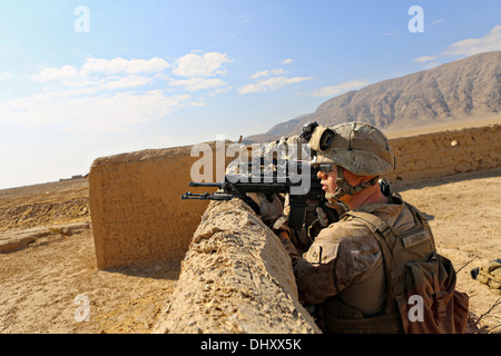 Les Marines américains avec le 1er Bataillon, 9e Régiment de Marines assurent la sécurité lors d'une mission d'échange dans un village le 6 novembre 2013 dans la province d'Helmand, en Afghanistan. Banque D'Images