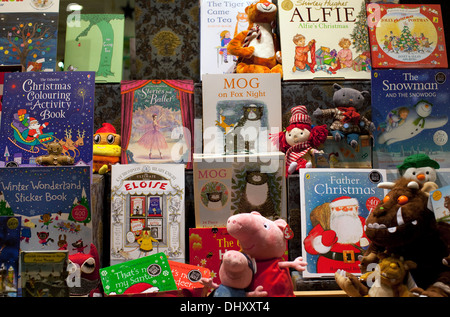 Les livres d'enfants pour Noël à Londres bookshop afficher Banque D'Images