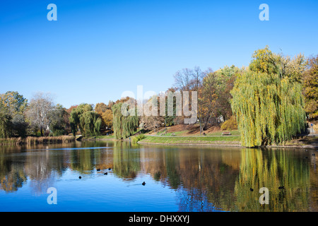 Moczydlo Park paysage tranquille dans la ville de Varsovie, Pologne. Banque D'Images