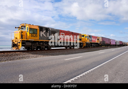 Chemins de fer de Nouvelle-Zélande Kiwi train de marchandises près de Kaikoura sur l'île du Sud, Nouvelle-Zélande Banque D'Images