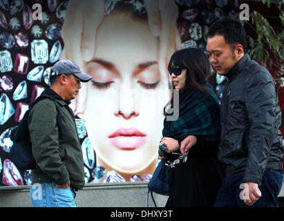 Beijing, Chine, Chine. 10 nov., 2013. Chinese passons un Western-style salon de beauté, un des nombreux maintenant ouvert au centre-ville de Beijing le 10 novembre 2013. Comme l'économie de la Chine se développe, avec sa nouvelle classe moyenne à peu près égale à la population des États-Unis, de sorte a augmenté la demande du pays et goût pour les importations de l'étranger - alimentation, la mode, les voitures, des films, de la musique et des produits de luxe. © Stephen Shaver/ZUMAPRESS.com/Alamy Live News Banque D'Images