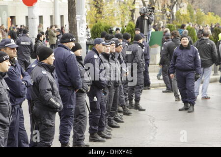 Sofia, Bulgarie. 16 novembre 2013. Un double cordon de police séparant les milliers de partisans du gouvernement d'une poignée de manifestants anti-gouvernementaux à proximité de l'Université Kliment Ochridski de Sofia. Après un rassemblement a dégénéré trois jours avant, la police n'était pas prendre aucun risque. (Source de l'image : Johann Brandstatter / Alamy Live News) Banque D'Images