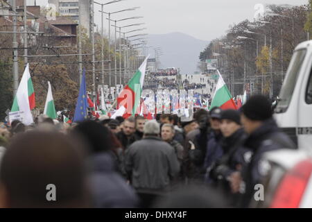 Sofia, Bulgarie. 16 novembre 2013. Des dizaines de milliers de partisans du gouvernement se réunissent à Sofia's Eagle's Bridge, le blocage de l'une des principales intersections de la capitale bulgare. Un manifestant a laissé entendre que certains participants ont été payé pour venir à la manifestation alors que les employés étaient pratiquement contraints à y assister. (Source de l'image : Johann Brandstatter / Alamy Live News) Banque D'Images