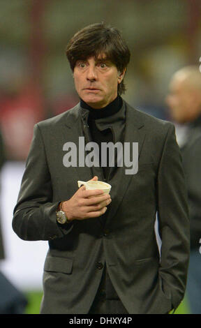 Milan, Italie. 15 nov., 2013. L'entraîneur-chef de l'Allemagne Joachim Loew promenades dans le stade avant le match de football amical entre l'Italie et l'Allemagne au stade Giuseppe Meazza (San Siro) à Milan, Italie, 15 novembre 2013. Photo : Andreas Gebert/dpa/Alamy Live News Banque D'Images