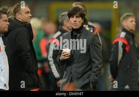 Milan, Italie. 15 nov., 2013. L'entraîneur-chef de l'Allemagne Joachim Loew promenades dans le stade avant le match de football amical entre l'Italie et l'Allemagne au stade Giuseppe Meazza (San Siro) à Milan, Italie, 15 novembre 2013. Photo : Andreas Gebert/dpa/Alamy Live News Banque D'Images