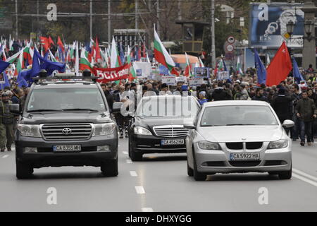 Sofia, Bulgarie. 16 novembre 2013. Après plus d'une heure de discours les manifestants sont lentement marchant vers le parlement, dirigé par un Mercedes 600 et deux autres voitures de luxe. Il est à noter que le salaire moyen en Bulgarie est d'environ 2 800 euros - par an. (Source de l'image : Johann Brandstatter / Alamy Live News) Banque D'Images