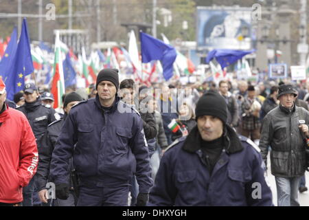 Sofia, Bulgarie. 16 novembre 2013. Les manifestants marchant vers le Parlement européen de l'Université Kliment Ochridski passé, l'un des centres de l'agitation au cours des derniers mois. La police a fait une démonstration de force massive pour empêcher toute perturbation par des militants anti-gouvernementaux. (Source de l'image : Johann Brandstatter / Alamy Live News) Banque D'Images