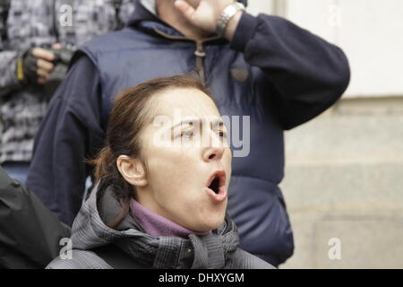 Sofia, Bulgarie. 16 novembre 2013. Une poignée de manifestants anti-gouvernementaux en criant "Signe, démissionner" et "au revoir, au revoir" de l'escalier en face de l'Université Kliment Ochridski, l'un des centres de l'agitation au cours des derniers mois. (Source de l'image : Johann Brandstatter / Alamy Live News) Banque D'Images